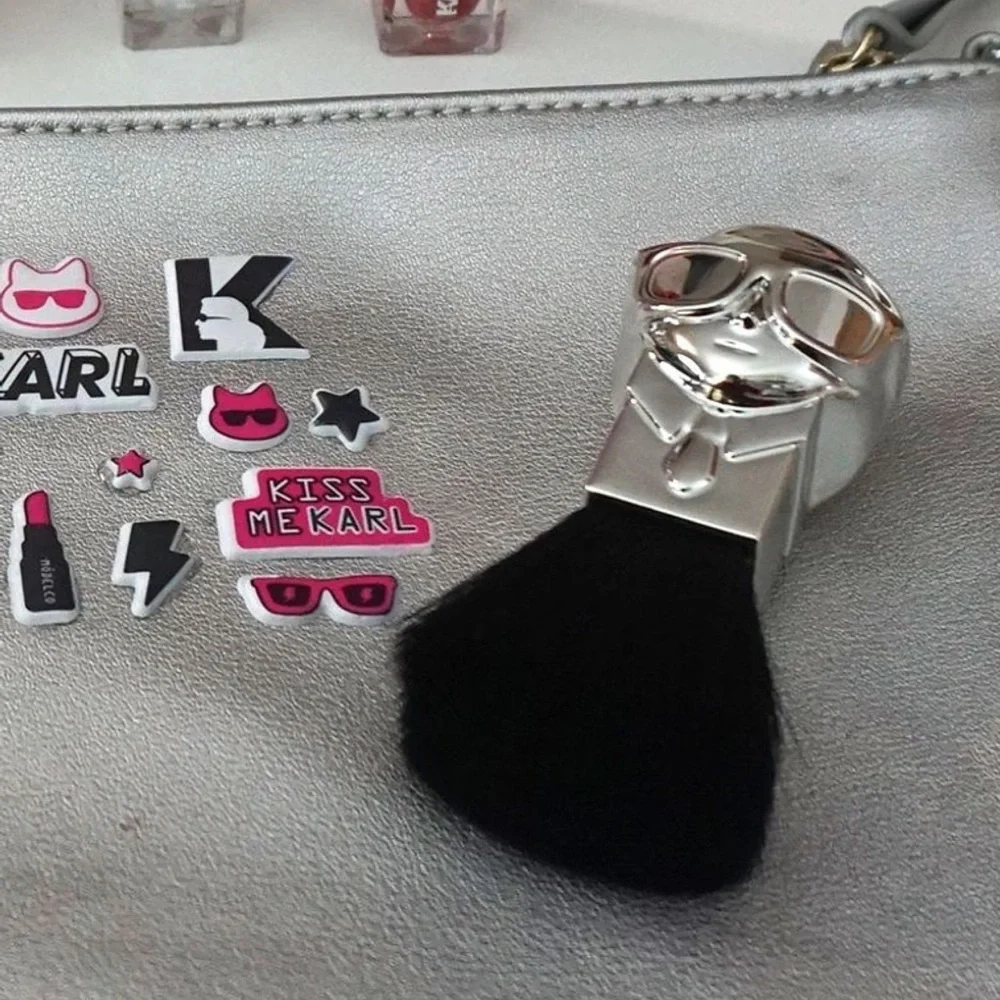 new Karl Lagerfeld + Modelco ꧁ Limited Edition Karl Buki Kabuki Brush ꧁ Silver